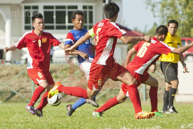 Trong những phút đầu của trận đấu, trước một đối thủ mạnh như U.19 Malaysia, các cầu thủ U.19 Việt Nam chủ động chơi chậm để thăm dò đối thủ. Sau đó, bất ngờ dâng cao đội hình, gây sức ép về phía các cầu thủ trẻ Malaysia.